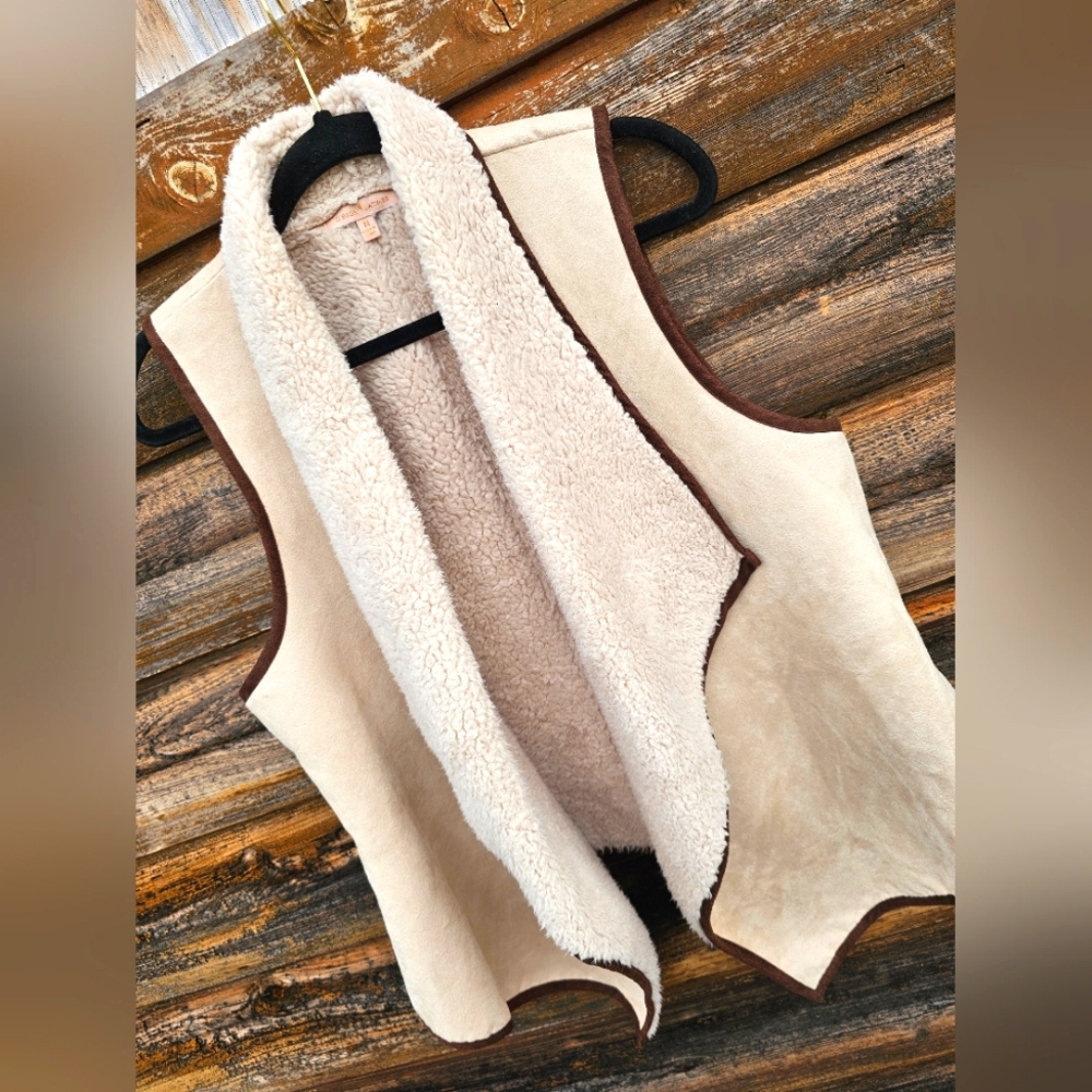 Gibson Latimer Fall Faux Suede & Sherpa Lined Tan/Cream Asymmetrical Flowy Vest - Picture 9 of 16